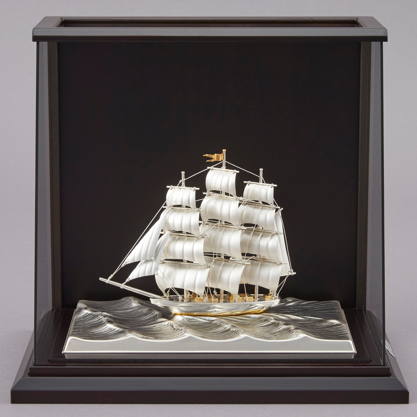 Silver sailboat 5 slope case
