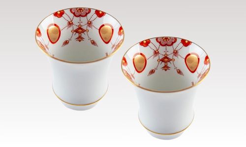 Sake glass (rim curving outward), Yoraku pattern (red)（1 set of 2 pieces）