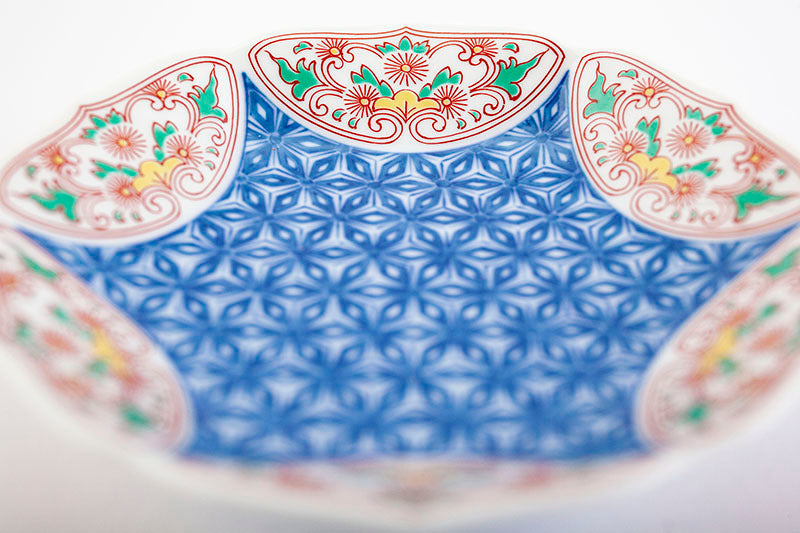 Dish with “kikyo” (Chinese bellflower) patterns on the rim, Iro-Nabeshima hemp leaf design（1 set of 2 pieces）