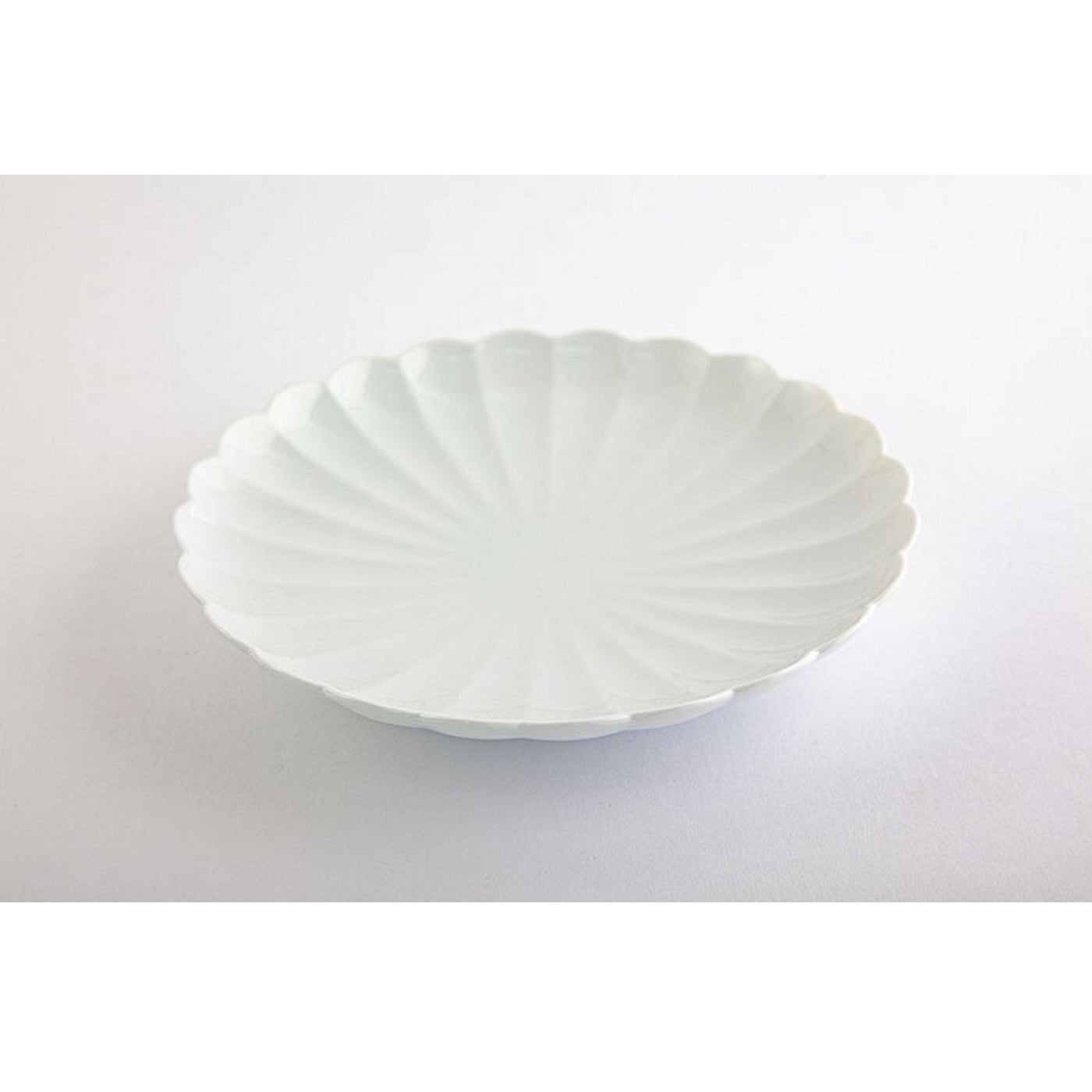 Japanese plate　White porcelain, "Kikuwari" chrysanthemum split