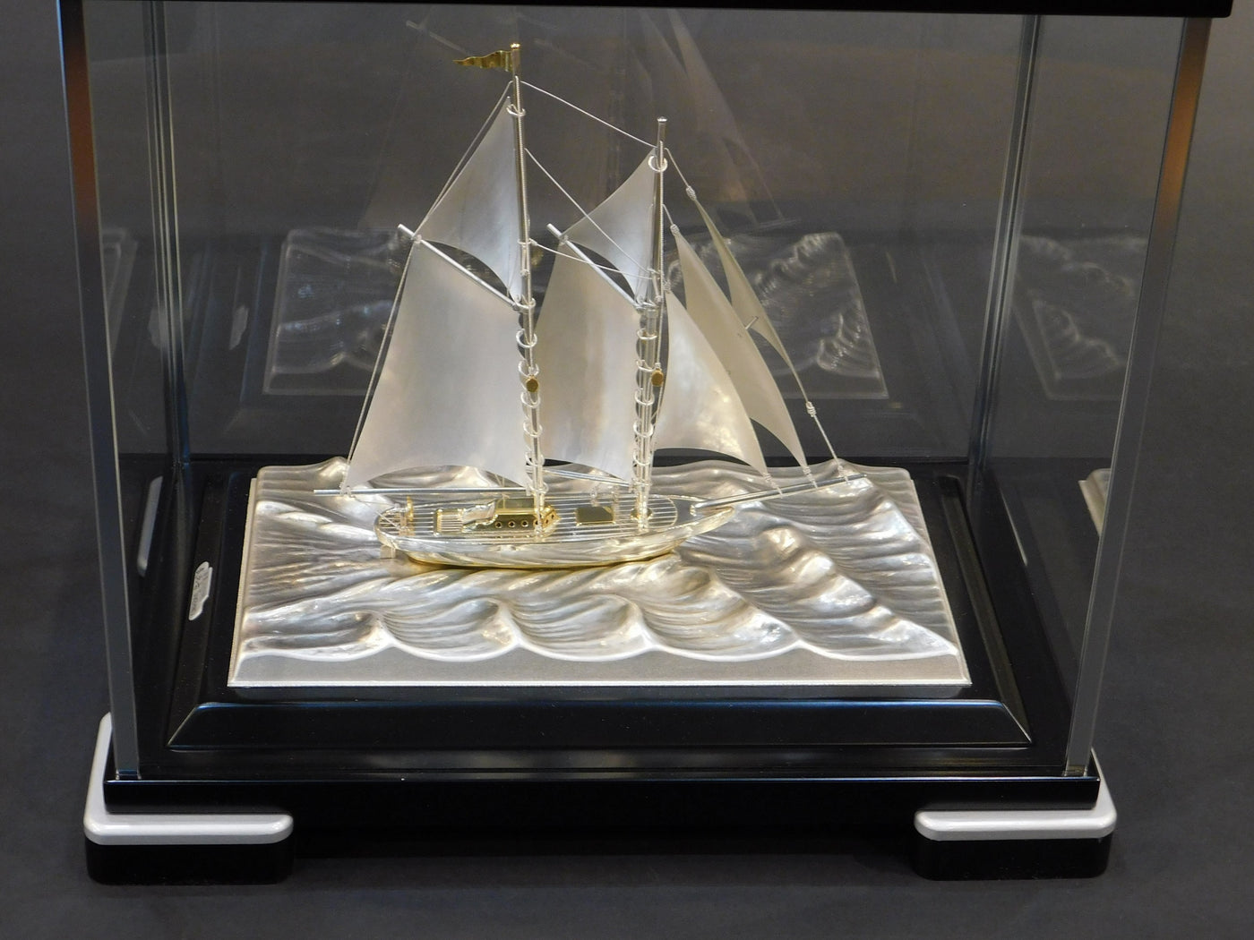 Silver Yacht 4(2) Solid Case