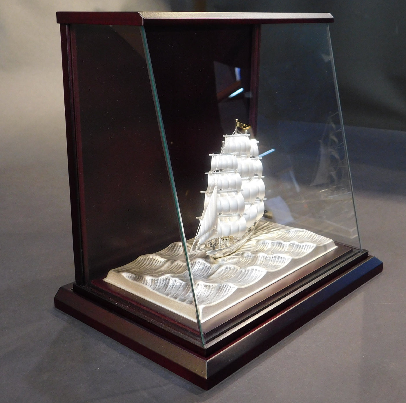 Silver sailboat 5 slope case