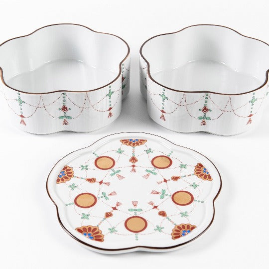 Flower-shaped two-tiered food box: Yoraku pattern with lavish red-rimmed sun disks