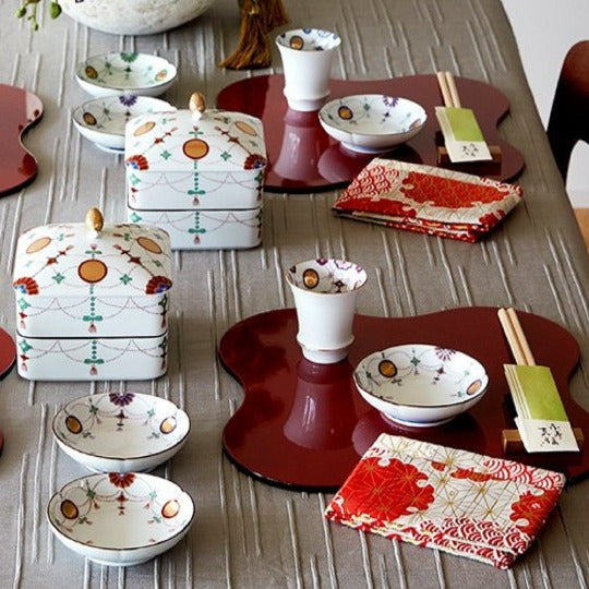 Rectangular two-tiered food box: Yoraku pattern with lavish red-rimmed sun disks