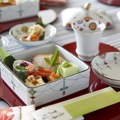 Rectangular two-tiered food box: Yoraku pattern with lavish red-rimmed sun disks