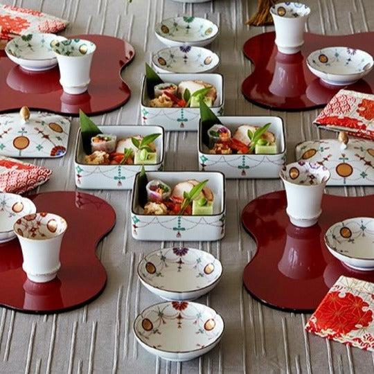 Rectangular two-tiered food box: Yoraku pattern with lavish red-rimmed sun disks